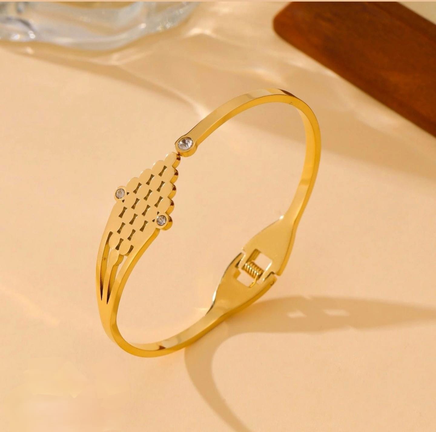 ASTHER 18K GOLD PLATED KADA BRACELET